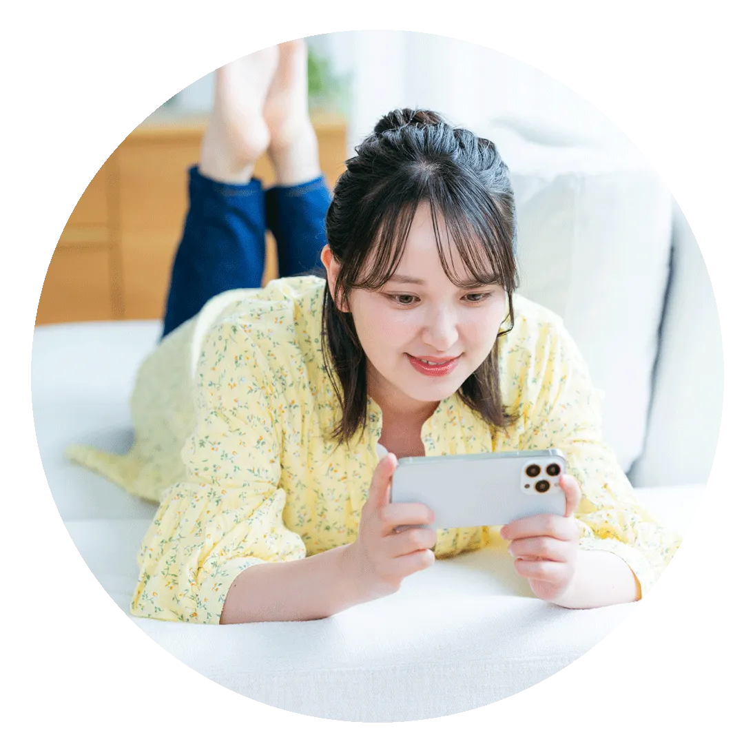 もうすぐ上京する予定でどんな物件がいいかオンライン不動産で相談する女子大学生