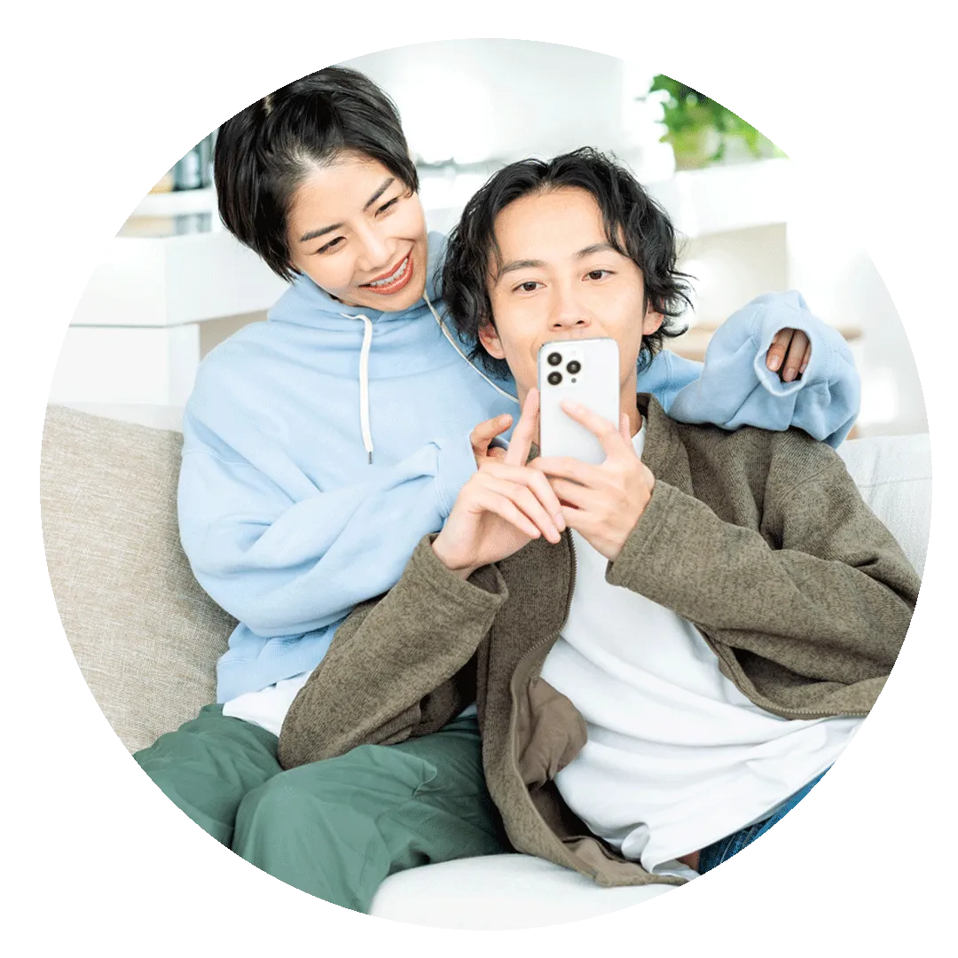同棲準備の物件が決まったためオンラインで重説を受けるカップル